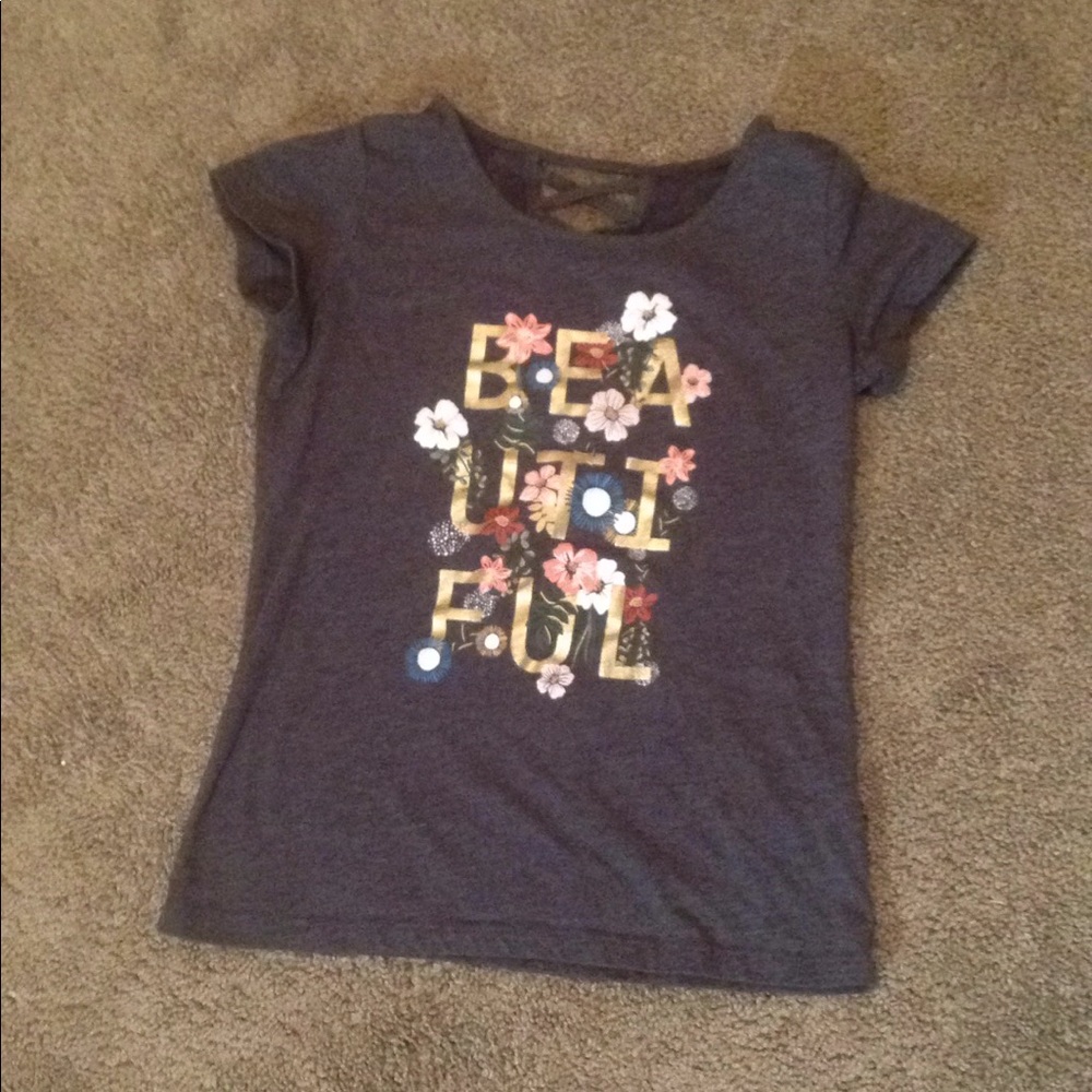 Grey t-shirt.
